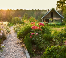 Как создать уют и украсить дворик на даче