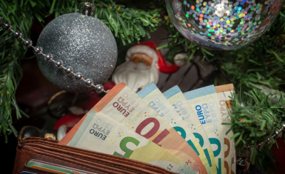 Россияне ждут корпоративы и повышение зарплаты