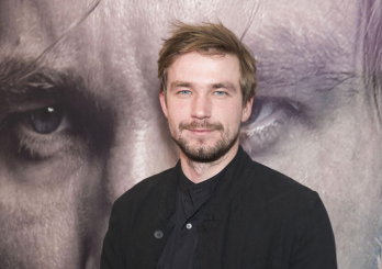 Сколько зарабатывает Александр Петров?