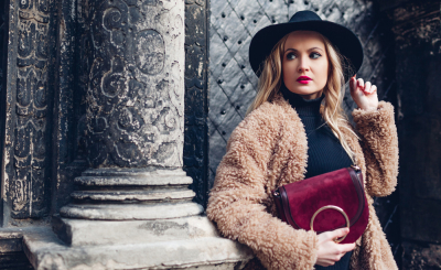 Тренды осени 2025: меха, капри и полупрозрачные ткани